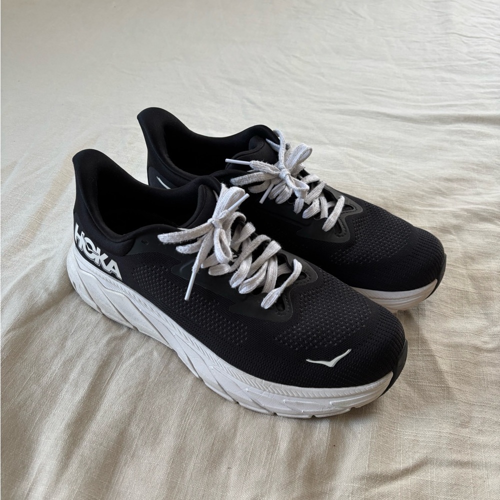 Hoka Black and White Wide Arahi Sneakers Size 11